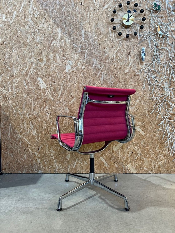 Image 1 of Vitra Eames Ea104 Hopsak Stoel