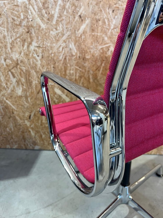 Image 1 of Vitra Eames Ea104 Hopsak Stoel