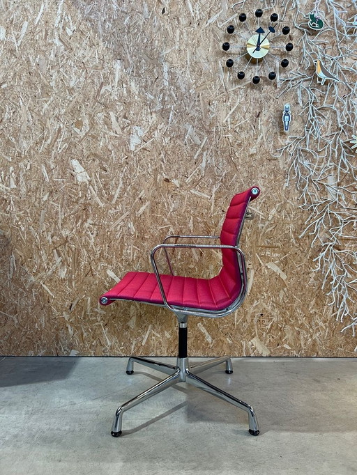 Vitra Eames Ea104 Hopsak Stoel