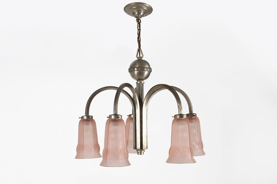 Image 1 of Art Deco kroonluchter met geëtst roze glazen kapjes, 1930S