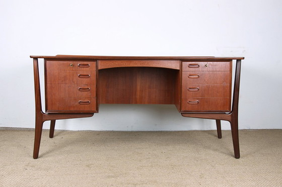 Image 1 of Groot dubbelzijdig Deens teakhouten bureau van Svend Aage Madsen voor H. P Hansen 1960.