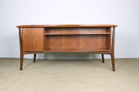 Image 1 of Groot dubbelzijdig Deens teakhouten bureau van Svend Aage Madsen voor H. P Hansen 1960.