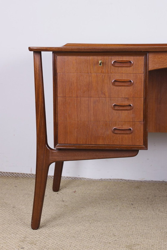 Image 1 of Groot dubbelzijdig Deens teakhouten bureau van Svend Aage Madsen voor H. P Hansen 1960.