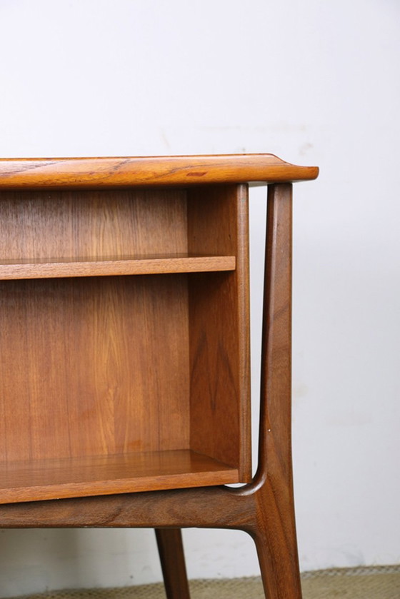 Image 1 of Groot dubbelzijdig Deens teakhouten bureau van Svend Aage Madsen voor H. P Hansen 1960.