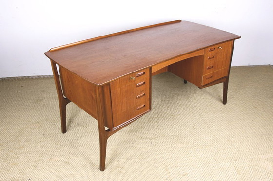 Image 1 of Groot dubbelzijdig Deens teakhouten bureau van Svend Aage Madsen voor H. P Hansen 1960.