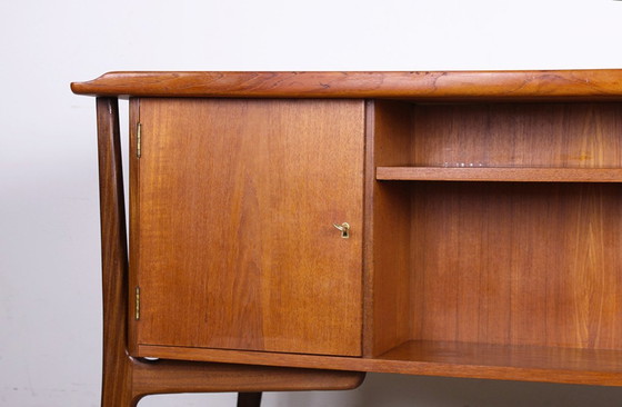 Image 1 of Groot dubbelzijdig Deens teakhouten bureau van Svend Aage Madsen voor H. P Hansen 1960.