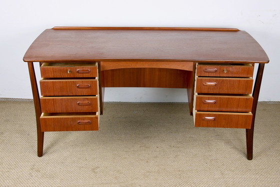 Image 1 of Groot dubbelzijdig Deens teakhouten bureau van Svend Aage Madsen voor H. P Hansen 1960.