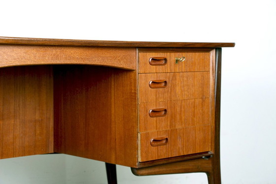 Image 1 of Groot dubbelzijdig Deens teakhouten bureau van Svend Aage Madsen voor H. P Hansen 1960.