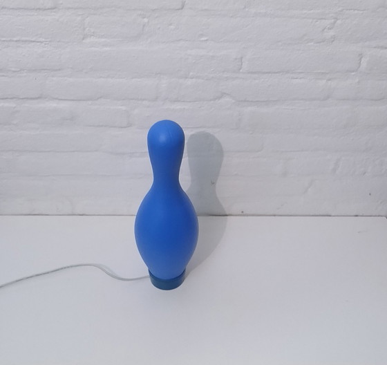Image 1 of Knock-Off Bowling Pin Lamp – Josh Owen – Bozart – Blauw