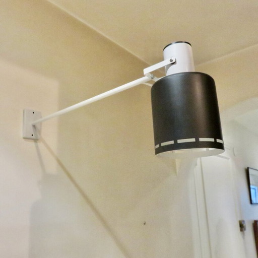 Paar vintage wit gelakte metalen wandlampen met lange buisvormige armen voor Lita, Frankrijk