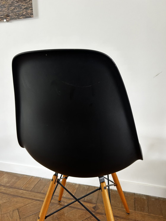 Image 1 of 2x Vitra Eames stoelen