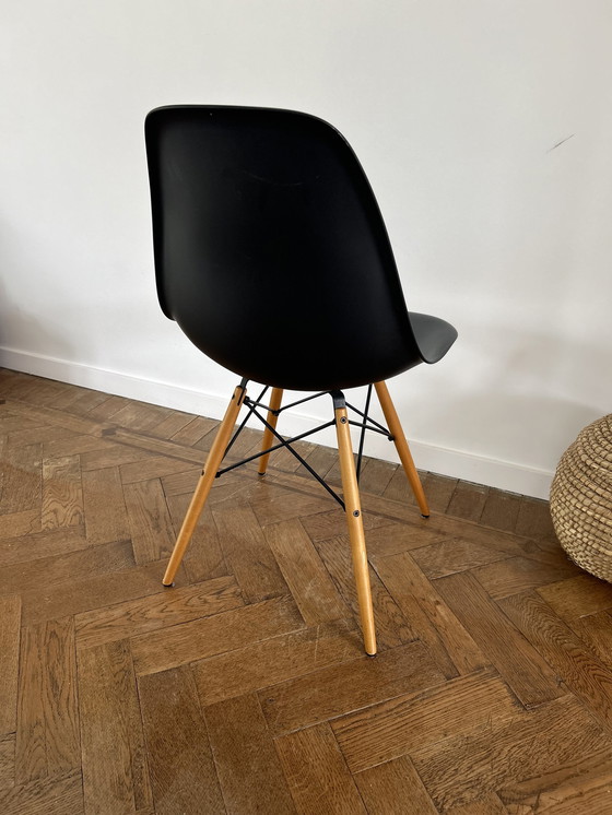 Image 1 of 2x Vitra Eames stoelen