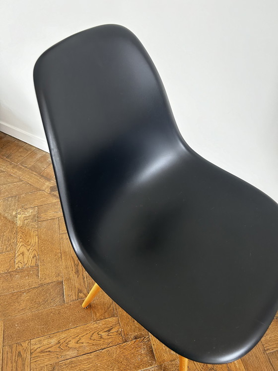 Image 1 of 2x Vitra Eames stoelen