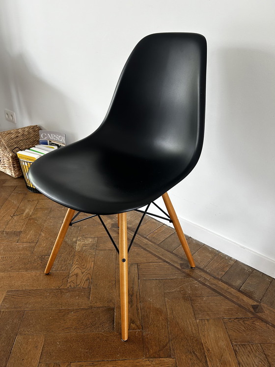 Image 1 of 2x Vitra Eames stoelen