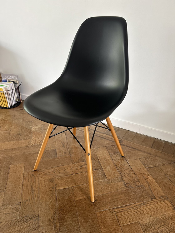 Image 1 of 2x Vitra Eames stoelen