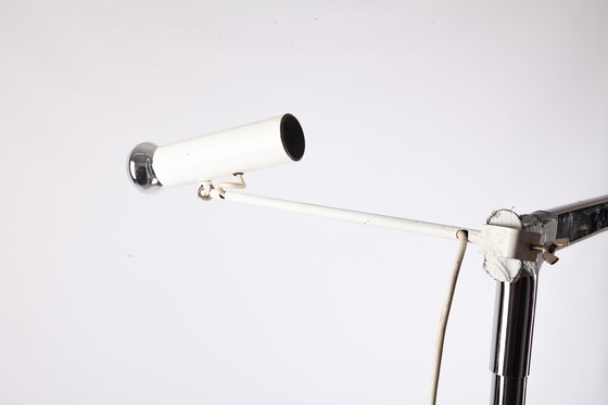 Image 1 of Witte lamp met scharnierende arm, jaren 60
