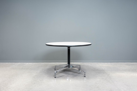 Image 1 of Eames ronde gesegmenteerde tafel