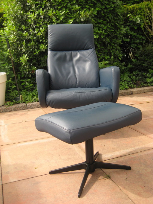 Blauw lederen draaifauteuil met hocker