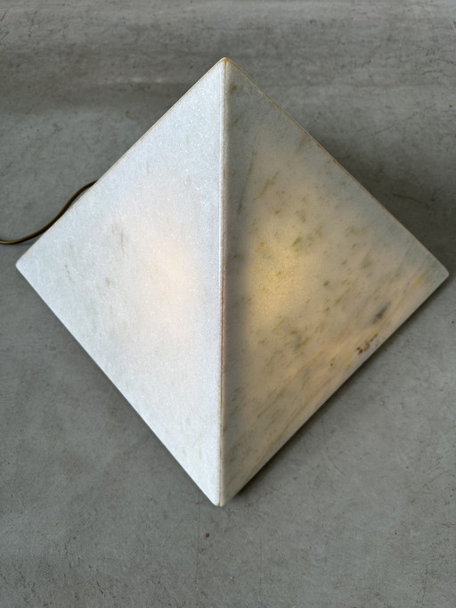 Marmeren piramide lamp