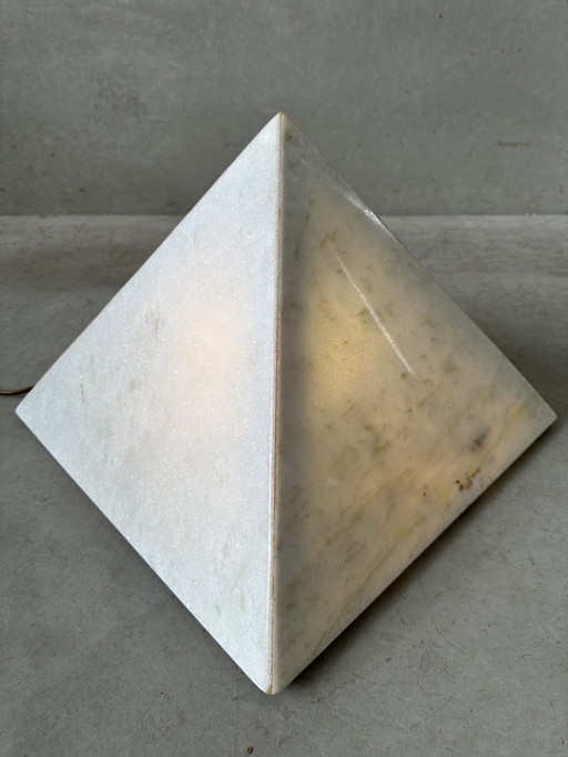 Marmeren piramide lamp