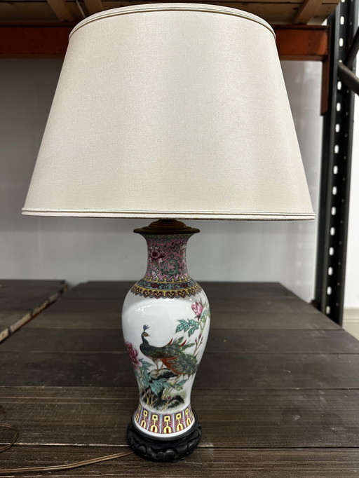 Prachtige handbeschilderde en gesigneerde Chinese porseleinen lamp met pauw en plantenmotief