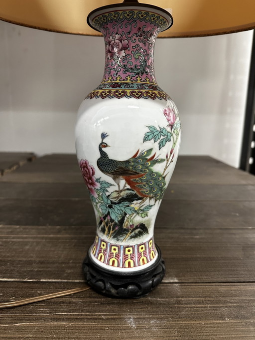 Prachtige handbeschilderde en gesigneerde Chinese porseleinen lamp met pauw en plantenmotief