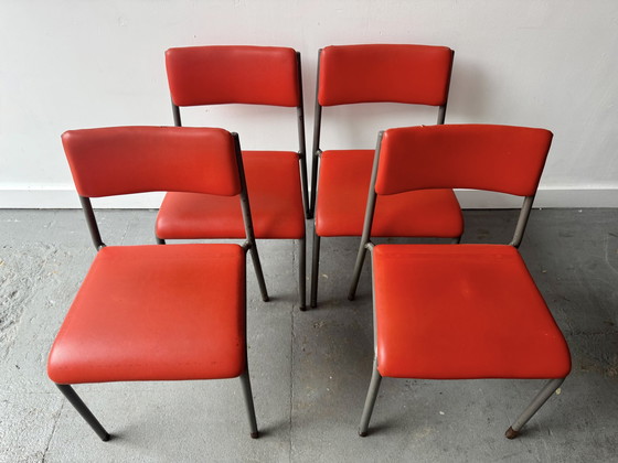 Image 1 of Set van 4 vintage stapelbare stoelen met rood vinyl