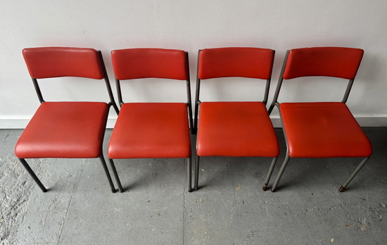 Image 1 of Set van 4 vintage stapelbare stoelen met rood vinyl