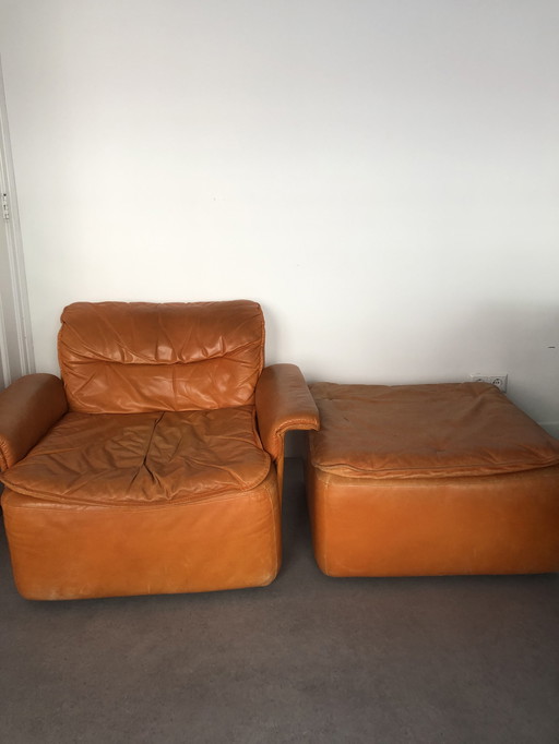 Vintage oranje leren fauteuil met voetenbank - poef