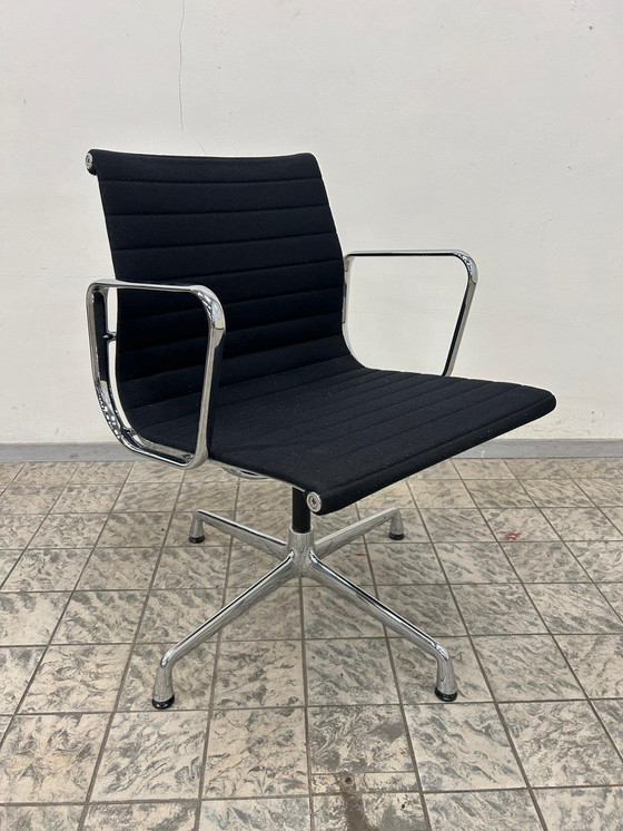 Image 1 of Vitra | Eames | Ea108 | Zwart Hopsak | Chroom