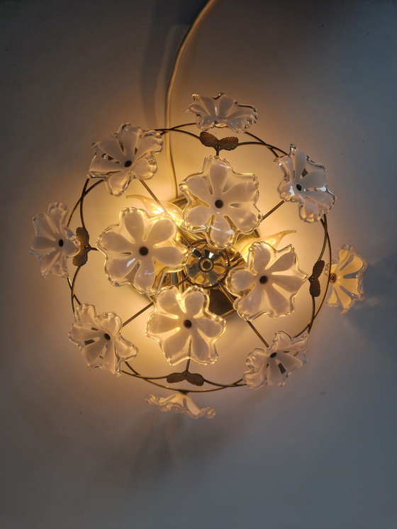 Image 1 of Messing en acryl regentschap bloem lamp