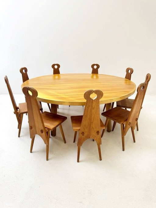 Complete set van massief houten ronde tafel en 12 vintage tafel/boerderijstoelen