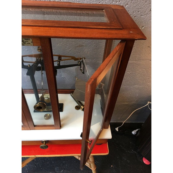 Image 1 of Oude mahoniehouten en messing laboratoriumweegschaal, Frankrijk 1930