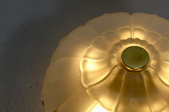 Image 1 of Vintage plafondlamp, plafonnière - bloem-vorm, jaren '70, messing glas