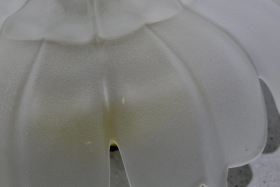 Image 1 of Vintage plafondlamp, plafonnière - bloem-vorm, jaren '70, messing glas