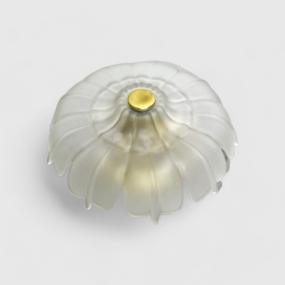 Image 1 of Vintage plafondlamp, plafonnière - bloem-vorm, jaren '70, messing glas