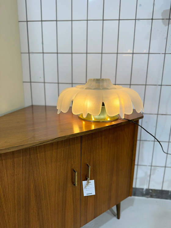 Image 1 of Vintage plafondlamp, plafonnière - bloem-vorm, jaren '70, messing glas