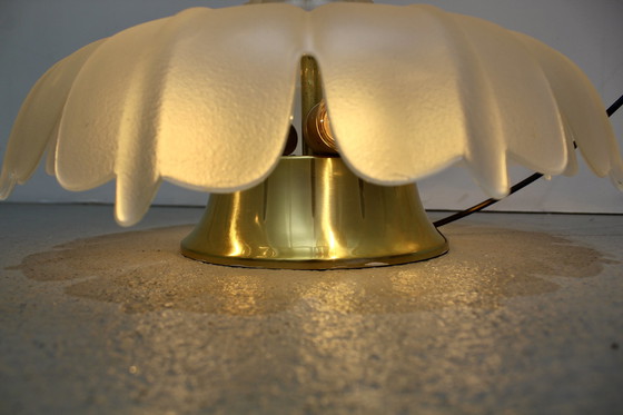 Image 1 of Vintage plafondlamp, plafonnière - bloem-vorm, jaren '70, messing glas