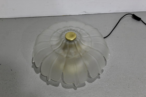 Image 1 of Vintage plafondlamp, plafonnière - bloem-vorm, jaren '70, messing glas