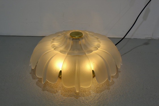 Image 1 of Vintage plafondlamp, plafonnière - bloem-vorm, jaren '70, messing glas