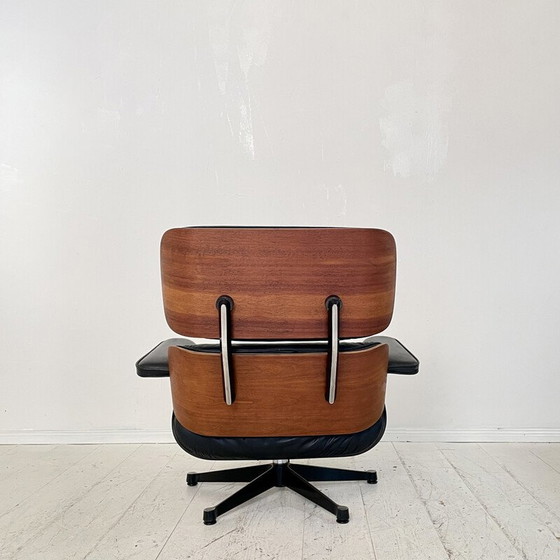 Image 1 of Vintage walnoten fauteuil van Charles en Ray Eames voor Vitra, 1997