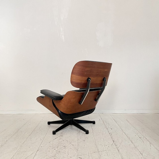 Image 1 of Vintage walnoten fauteuil van Charles en Ray Eames voor Vitra, 1997