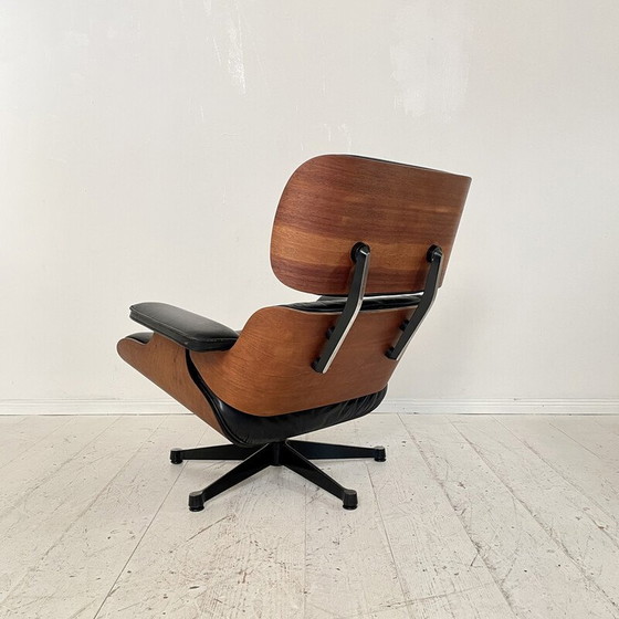 Image 1 of Vintage walnoten fauteuil van Charles en Ray Eames voor Vitra, 1997