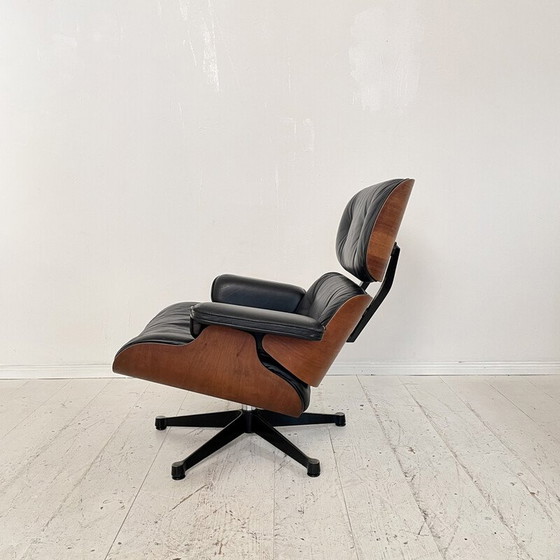 Image 1 of Vintage walnoten fauteuil van Charles en Ray Eames voor Vitra, 1997
