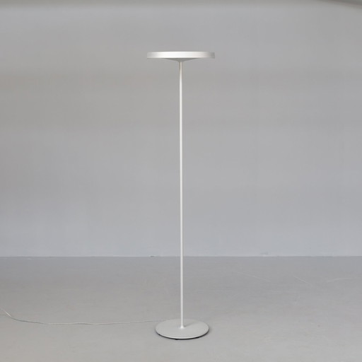 Daniel Kubler ‘disk’ vloerlamp voor Belux