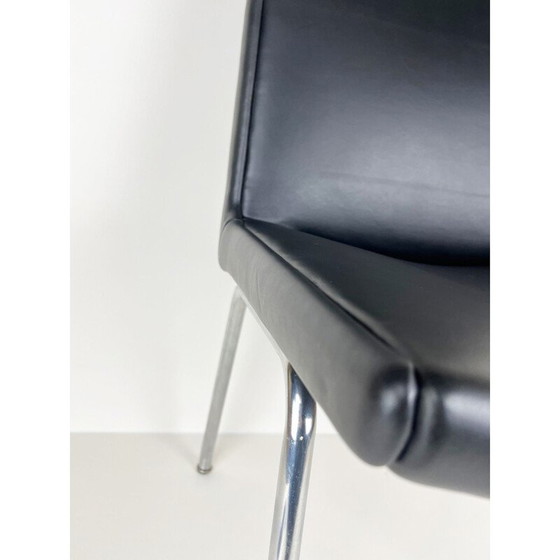 Image 1 of Mid Century zwart lederen AP40 vliegveldstoel van Hans J. Wegner