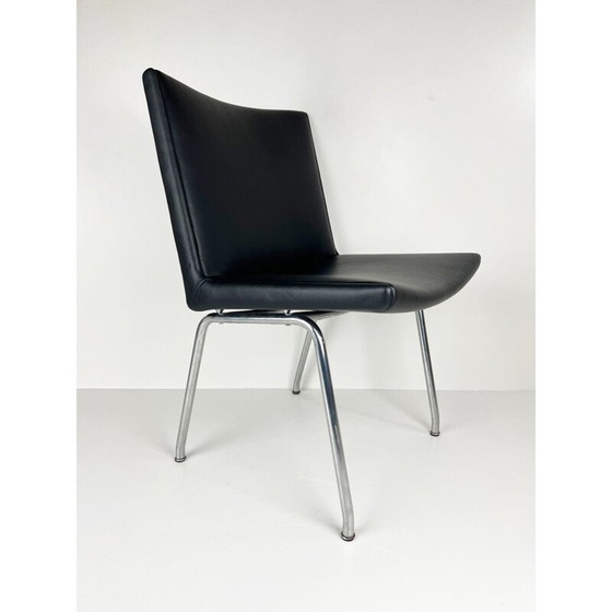 Image 1 of Mid Century zwart lederen AP40 vliegveldstoel van Hans J. Wegner