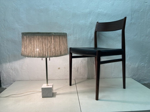 Grote lamp uit Mid Century jaren 60 design met gefranjerde kap en marmeren voet