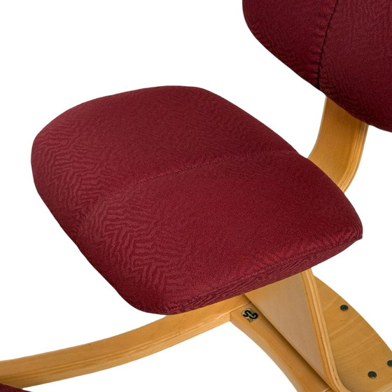 Image 1 of Peter Opsvik - Stokke - Thatsit (Design Form 1991) Ergonomisch gevormde schommelstoel - Licht Eiken en Rode Bekleding