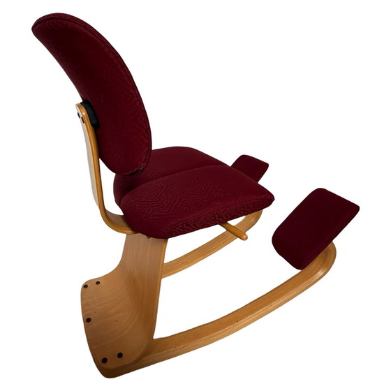 Image 1 of Peter Opsvik - Stokke - Thatsit (Design Form 1991) Ergonomisch gevormde schommelstoel - Licht Eiken en Rode Bekleding